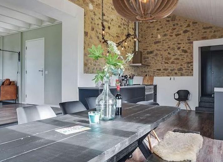 Geniet van de rust op het terras van vakantiehuis Le Tilleul in Rouzede, Poitou-Charentes, omgeven door groene natuur.