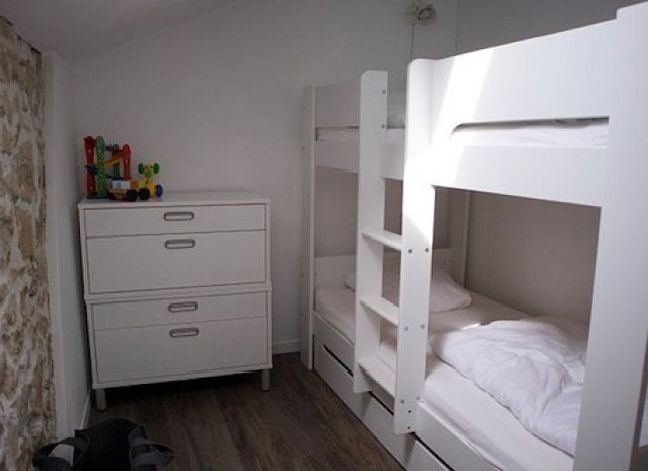 Vakantiehuis Le Tilleul in Rouzede, Poitou-Charentes, met rustieke stenen gevel en bloeiende tuin, ideaal voor natuurliefhebbers.