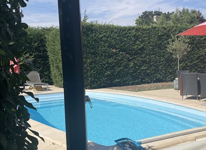 Ontspan in de tuin van Le Reve de Breuillac, een charmant vakantiehuis in Civray, Poitou-Charentes, met zwembad en groene omgeving.