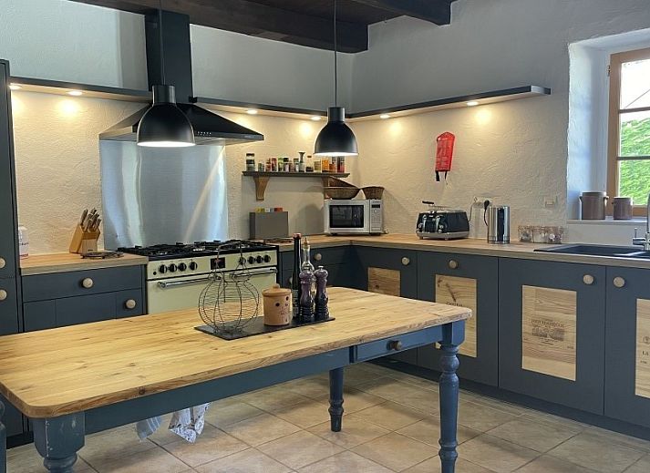 Ontspan in de tuin van Le Reve de Breuillac, een charmant vakantiehuis in Civray, Poitou-Charentes, met zwembad en groene omgeving.