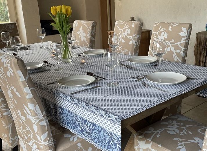 Geniet van het zwembad en terras bij Le Reve de Breuillac, een charmant vakantiehuis in Civray, Poitou-Charentes, Frankrijk.