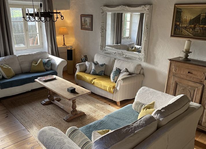 Geniet van het zwembad en terras bij Le Reve de Breuillac, een charmant vakantiehuis in Civray, Poitou-Charentes, Frankrijk.