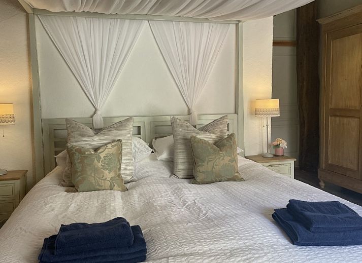 Geniet van het zwembad en terras bij Le Reve de Breuillac, een charmant vakantiehuis in Civray, Poitou-Charentes, Frankrijk.