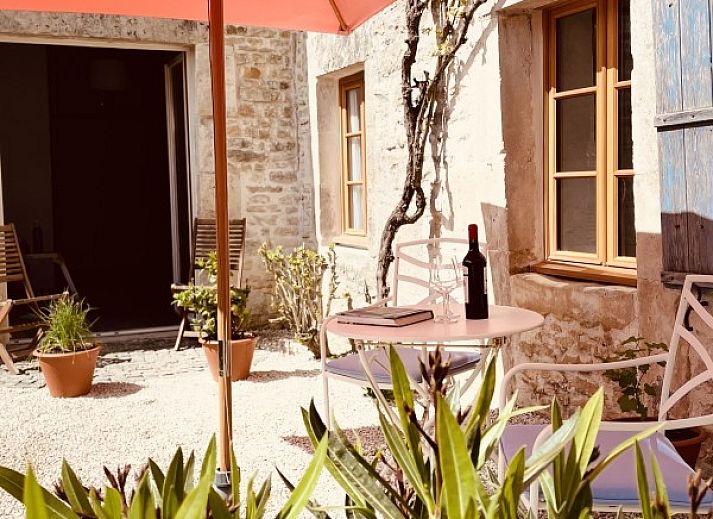 Geniet van de zonnige zwembadomgeving bij Le Reve de Breuillac in Civray, Poitou-Charentes, Frankrijk.