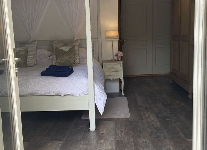 Geniet van de zonnige zwembadomgeving bij Le Reve de Breuillac in Civray, Poitou-Charentes, Frankrijk.