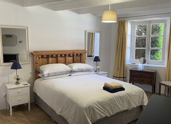 Geniet van de zonnige zwembadomgeving bij Le Reve de Breuillac in Civray, Poitou-Charentes, Frankrijk.