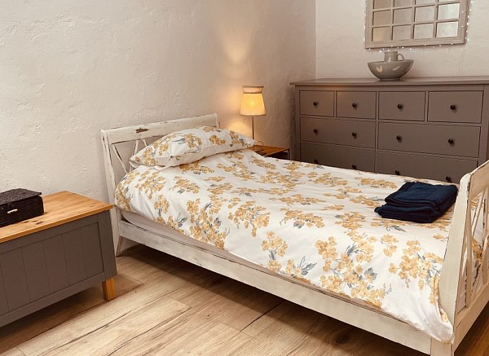 Ontspan bij het zwembad van Le Reve de Breuillac, een charmant vakantiehuis in Civray, Poitou-Charentes, Frankrijk.