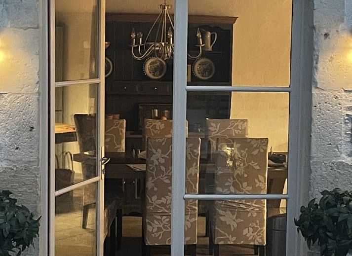 Ontspan bij het zwembad van Le Reve de Breuillac, een charmant vakantiehuis in Civray, Poitou-Charentes, Frankrijk.