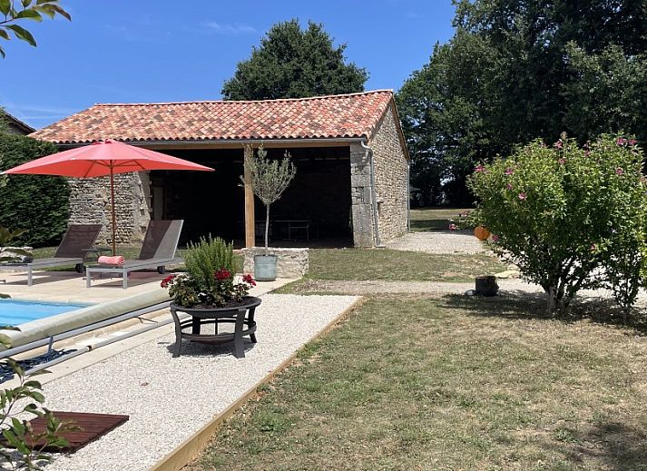 Moderne keuken in Le Reve de Breuillac, vakantiehuis in Civray, Poitou-Charentes, Frankrijk, ideaal voor culinaire liefhebbers.