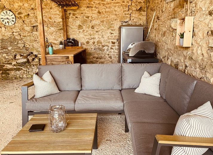 Moderne keuken in Le Reve de Breuillac, vakantiehuis in Civray, Poitou-Charentes, Frankrijk, ideaal voor culinaire liefhebbers.