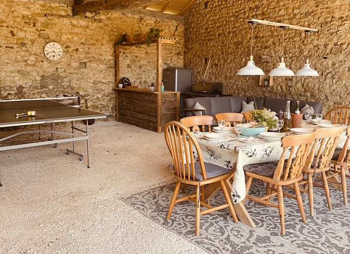 Moderne keuken in Le Reve de Breuillac, vakantiehuis in Civray, Poitou-Charentes, Frankrijk, ideaal voor culinaire liefhebbers.