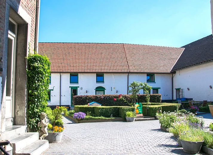 Ferienhaus in Herderen, Limburg: charmanter Innenhof mit gruenen Akzenten, ideal fuer einen entspannten Aufenthalt in Belgien.