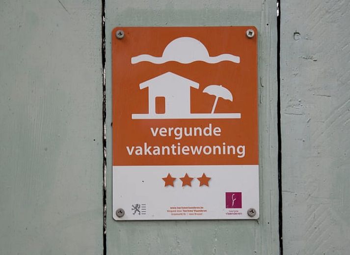 Ferienhaus in Herderen, Limburg: charmanter Innenhof mit gruenen Akzenten, ideal fuer einen entspannten Aufenthalt in Belgien.