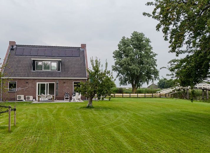 Luftaufnahme des Ferienhauses in Molkwerum mit Blick auf die friesischen Seen und die gruene Umgebung.