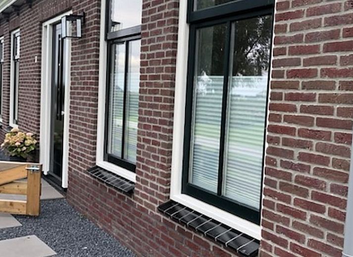 Luftaufnahme des Ferienhauses in Molkwerum mit Blick auf die friesischen Seen und die gruene Umgebung.