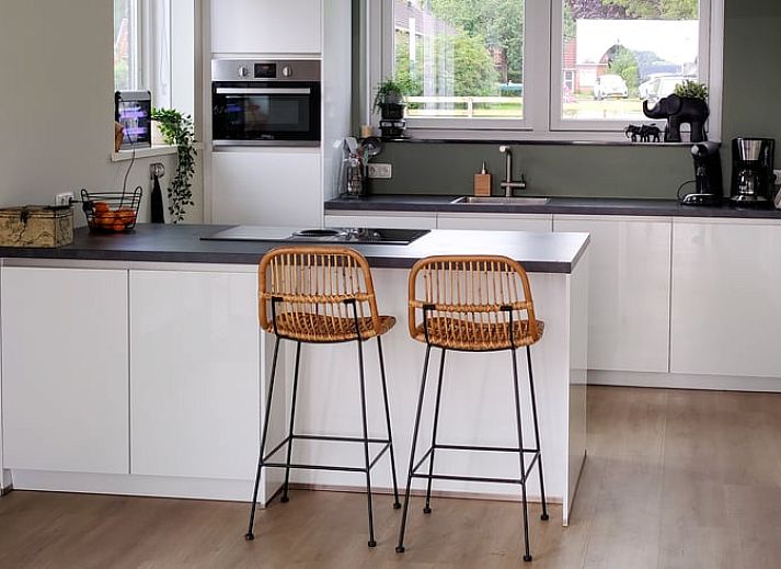 Gemuetliches Ferienhaus in Molkwerum, direkt am Wasser gelegen mit schoenem Blick auf die friesischen Seen.