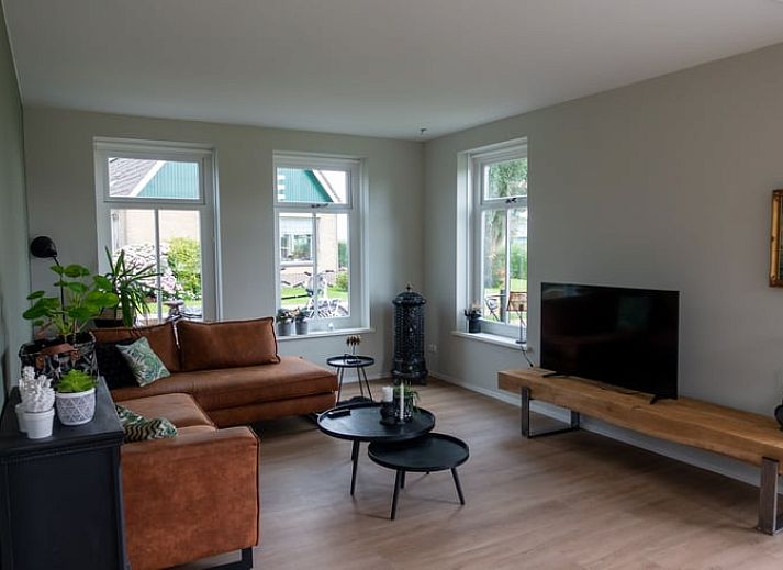 Hinterhof des Ferienhauses in Molkwerum mit grossem Rasen und Zugang zur friesischen Natur.