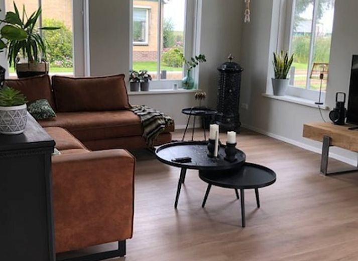 Hinterhof des Ferienhauses in Molkwerum mit grossem Rasen und Zugang zur friesischen Natur.