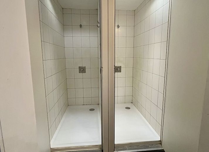 Binnenruimte met houten afwerking in Rochers de Sy vakantiehuis in Sy, Ardennen, Belgie.