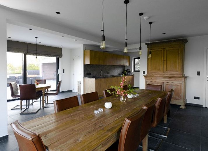 View of Mont d'Amis vacation rental in Ellezelles, Hainaut with sprawling lawns.