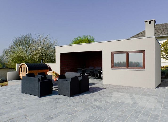 View of Mont d'Amis vacation rental in Ellezelles, Hainaut with sprawling lawns.