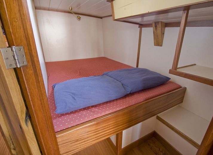 Boppelans zeilboot op de Friese meren in Gaastmeer, genieten van het water en de natuur.