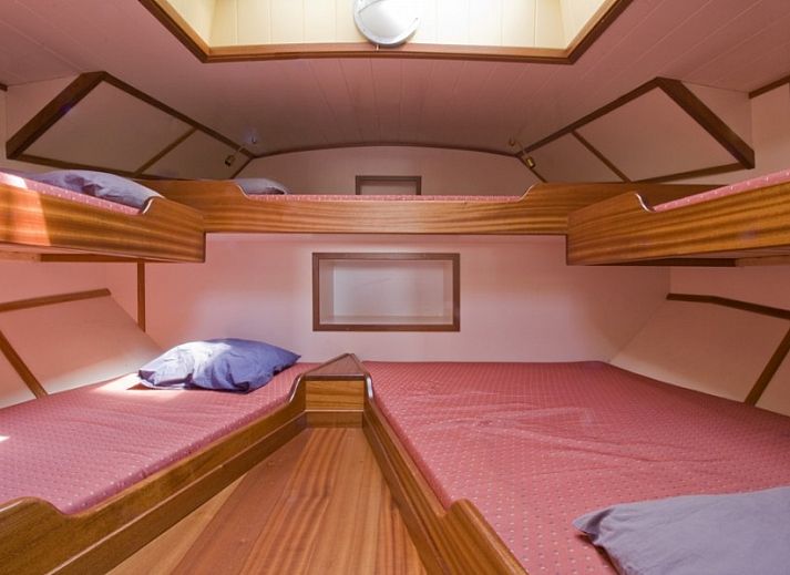 Gezellige binnenruimte van Boppelans in Gaastmeer, met houten interieur en keuken.