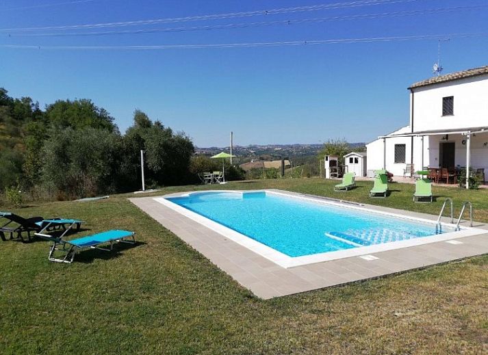 Ontspan bij het zwembad van vakantiehuis CASA LUNA in Picciano, Abruzzen, Italie, omgeven door serene natuur.