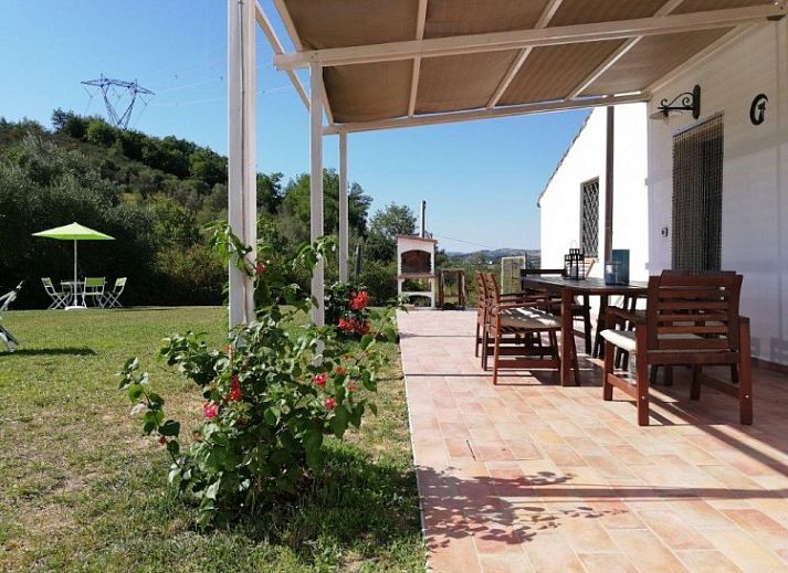 Ontspan bij het zwembad van vakantiehuis CASA LUNA in Picciano, Abruzzen, Italie, omgeven door serene natuur.