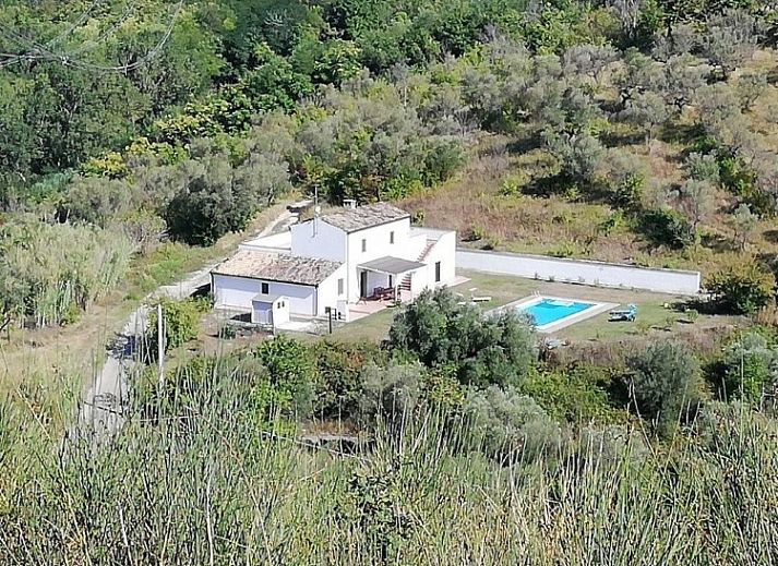 Ontspan bij het zwembad van vakantiehuis CASA LUNA in Picciano, Abruzzen, Italie, omgeven door serene natuur.