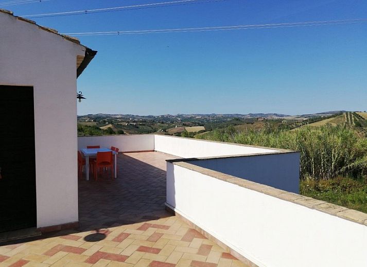Geniet van het zonnige terras bij vakantiehuis CASA LUNA in Picciano, Abruzzen, met uitzicht op de groene heuvels.