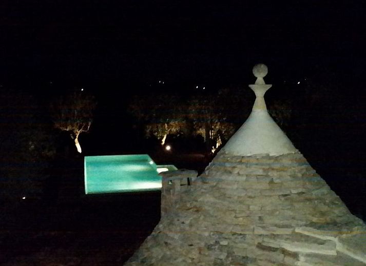 Trullo Chantilly vakantiehuis in Alberobello, Puglia met zwembad en terras in een serene olijfboomgaard.