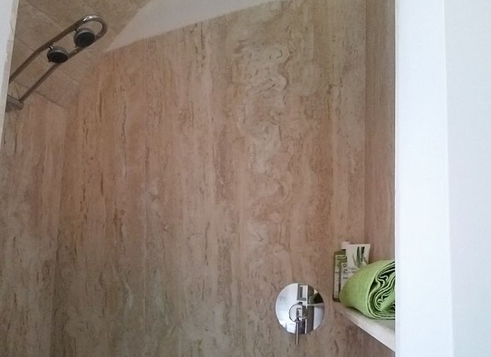 Moderne badkamer in Trullo Chantilly vakantiehuis, Alberobello, Puglia, met uitzicht op de omliggende natuur.