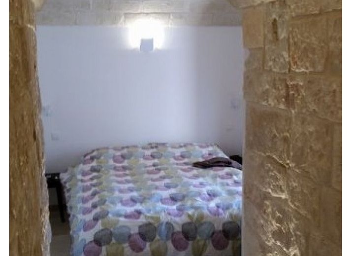Moderne badkamer in Trullo Chantilly vakantiehuis, Alberobello, Puglia, met uitzicht op de omliggende natuur.