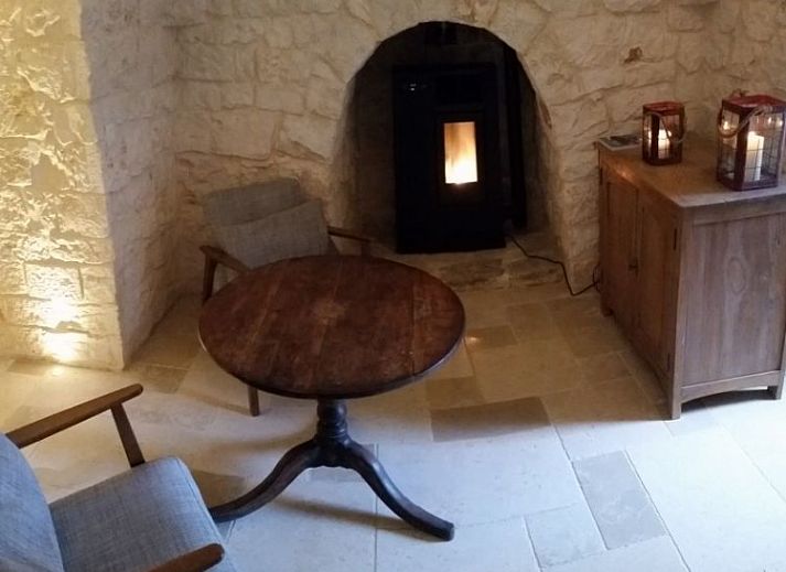 Moderne badkamer in Trullo Chantilly vakantiehuis, Alberobello, Puglia, met uitzicht op de omliggende natuur.