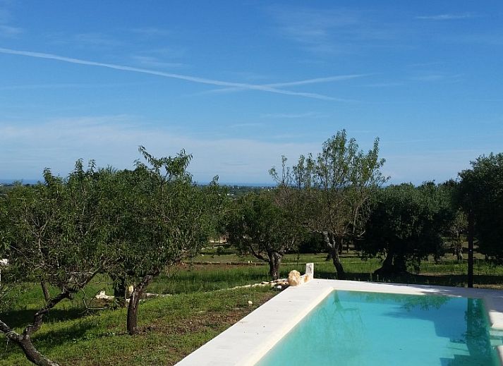 Moderne badkamer in Trullo Chantilly vakantiehuis, Alberobello, Puglia, met uitzicht op de omliggende natuur.