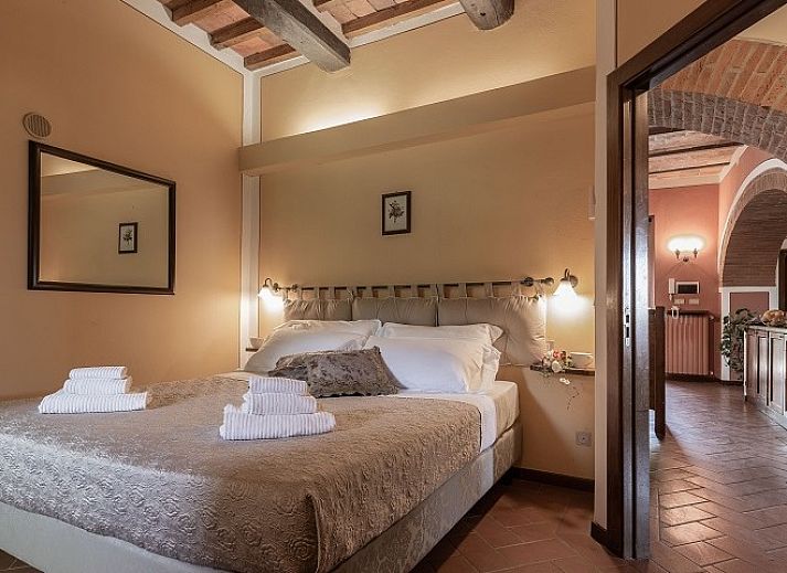 Ontspan bij het zwembad van Villa Daniela, een vakantiehuis in Montaione, Toscane, omgeven door groene natuur en rustgevende omgeving.