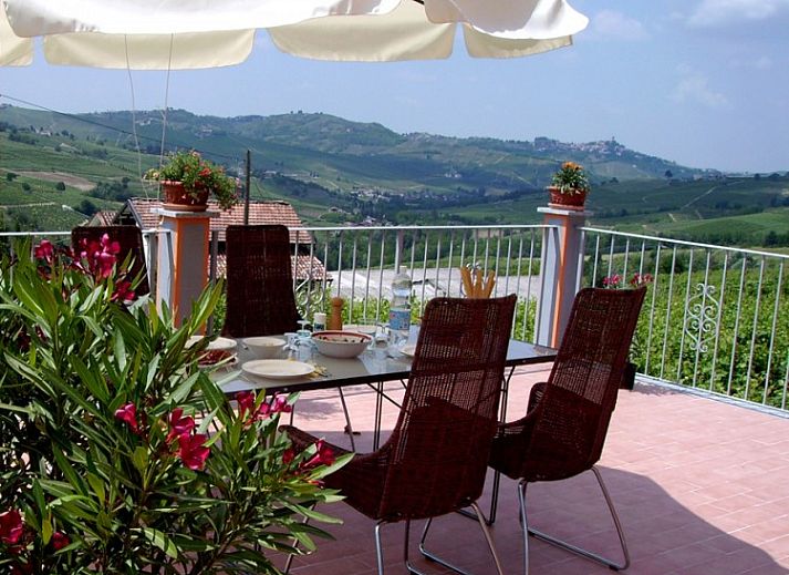 Villa I Due Padroni, vakantiehuis in Montecalvo Versiggia, omringd door weelderige wijngaarden in de Italiaanse meren.