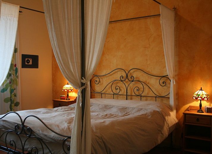 Villa I Due Padroni, vakantiehuis in Montecalvo Versiggia, omringd door weelderige wijngaarden in de Italiaanse meren.