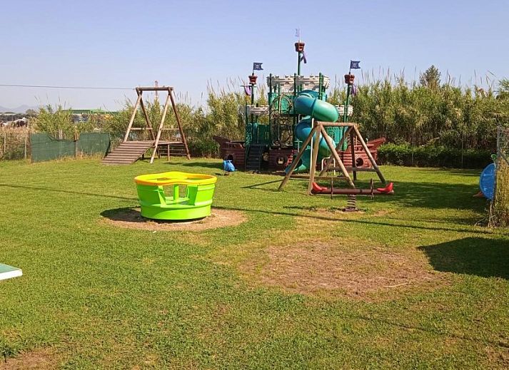 Campingchalet 212 Italie in Camping River Village, Ameglia. Geniet van de veranda omringd door groene natuur in Ligurie, dicht bij de zee.