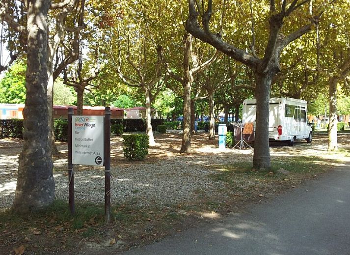 Campingchalet 212 Italie bij Camping River Village in Ameglia, Ligurie, met uitzicht op de kleurrijke kustlijn en zee.