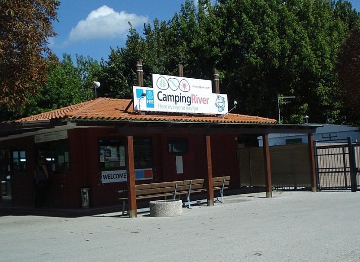 Campingchalet 212 Italie bij Camping River Village in Ameglia, Ligurie, met uitzicht op de kleurrijke kustlijn en zee.