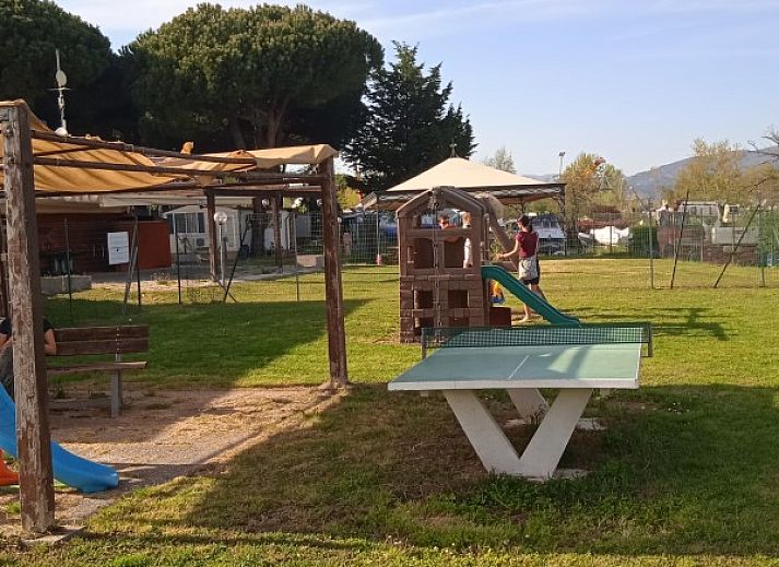 Campingchalet 212 Italie bij Camping River Village in Ameglia, Ligurie, met uitzicht op de kleurrijke kustlijn en zee.