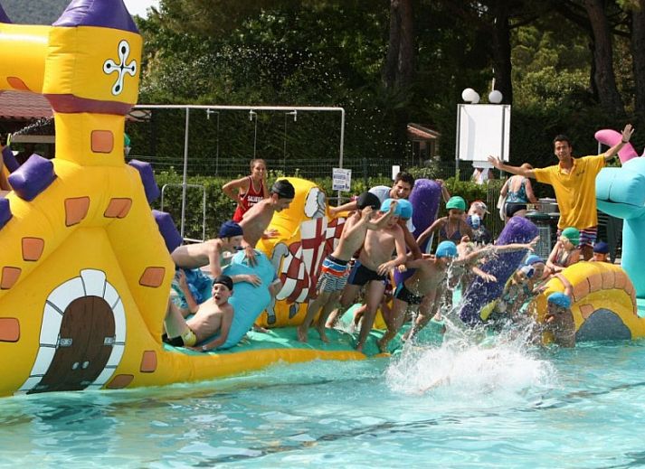 Campingchalet 212 Italie bij Camping River Village in Ameglia, Ligurie. Geniet van de veranda omgeven door groene natuur.