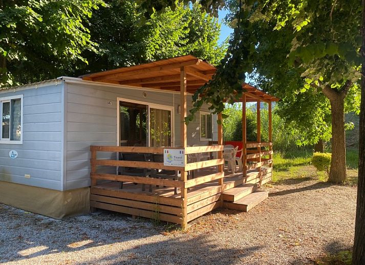 Campingchalet 328 in Ligurie biedt een charmant terras in de schaduw van bomen, ideaal voor een ontspannen vakantie in Cinque Terre.