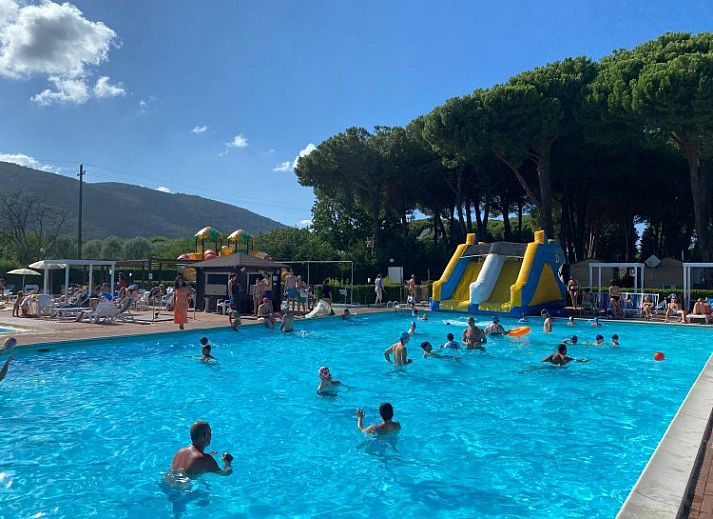Campingchalet 328 in Ligurie biedt een charmant terras in de schaduw van bomen, ideaal voor een ontspannen vakantie in Cinque Terre.
