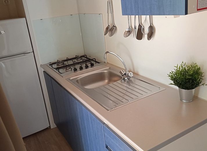 Campingchalet 328 in Ligurie biedt een charmant terras in de schaduw van bomen, ideaal voor een ontspannen vakantie in Cinque Terre.
