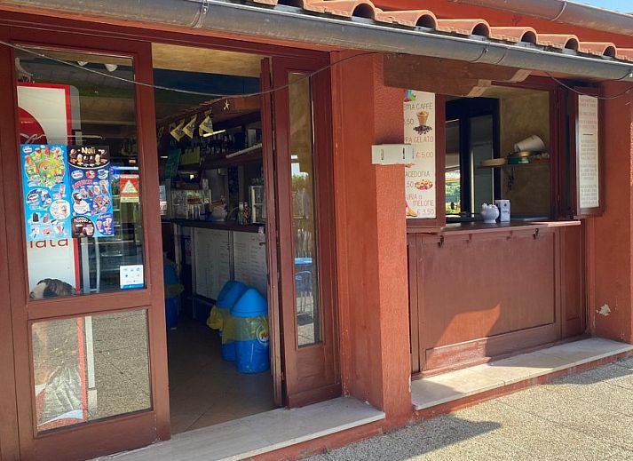 Geniet van het zwembadplezier bij Campingchalet 328 in Ligurie, Italie, omringd door natuur en bergen.