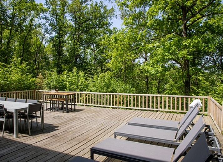 Veranda des Ferienhauses La Roche Durbuy in den Ardennen, Belgien, mit Glastueren und gruener Umgebung.