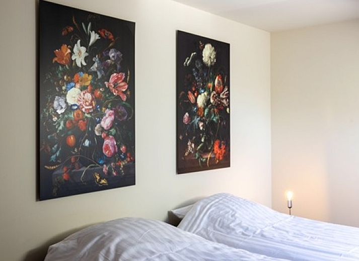 Geraeumige Terrasse des Ferienhauses La Roche Durbuy mit Blick auf gruene Waelder in den Ardennen.